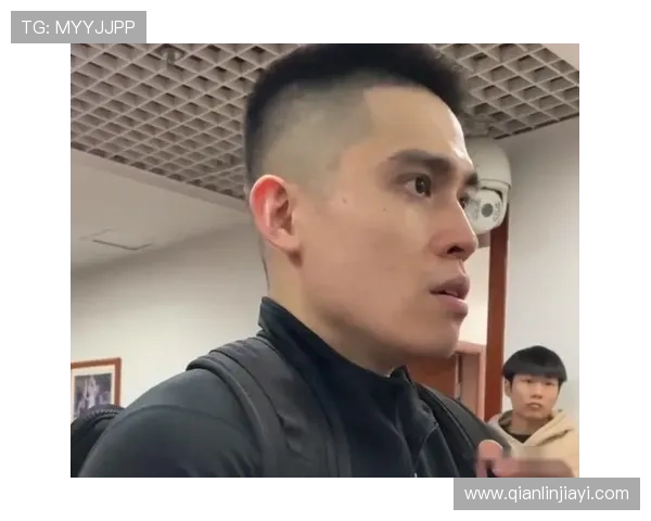 陈盈骏外线接球迅速借掩护三分命中完美展现进攻技巧